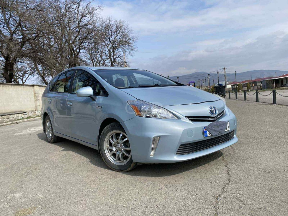 Toyota Prius V 2012 — photo 2