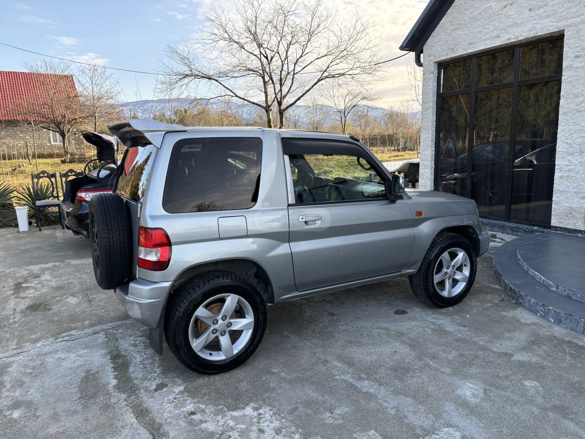Mitsubishi Pajero IO