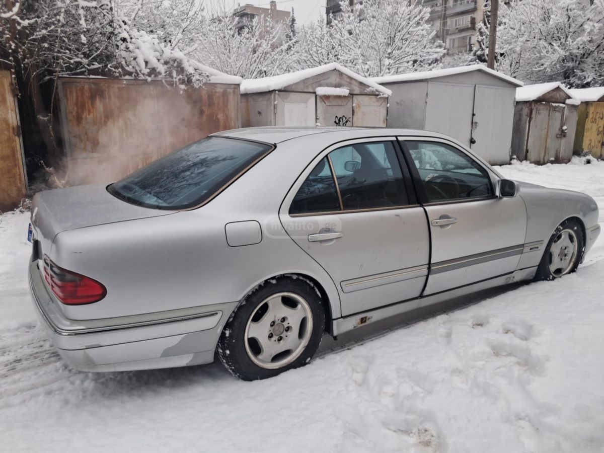 Mercedes-Benz E 320 2001 — photo 2