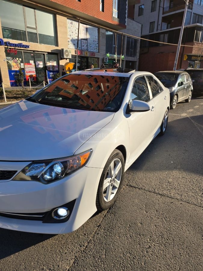 Toyota Camry 2012 — photo 2