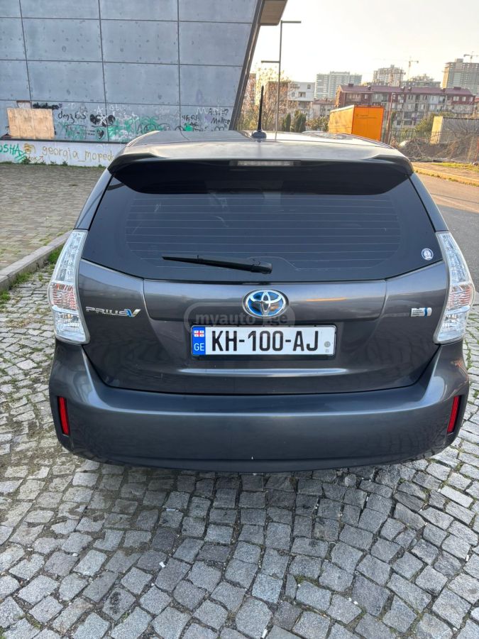 Toyota Prius V 2012 — photo 2