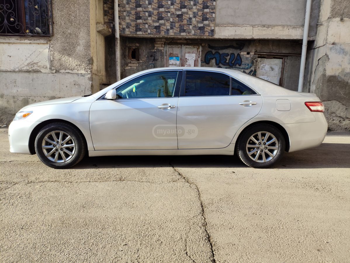 Toyota Camry 2010 — photo 2