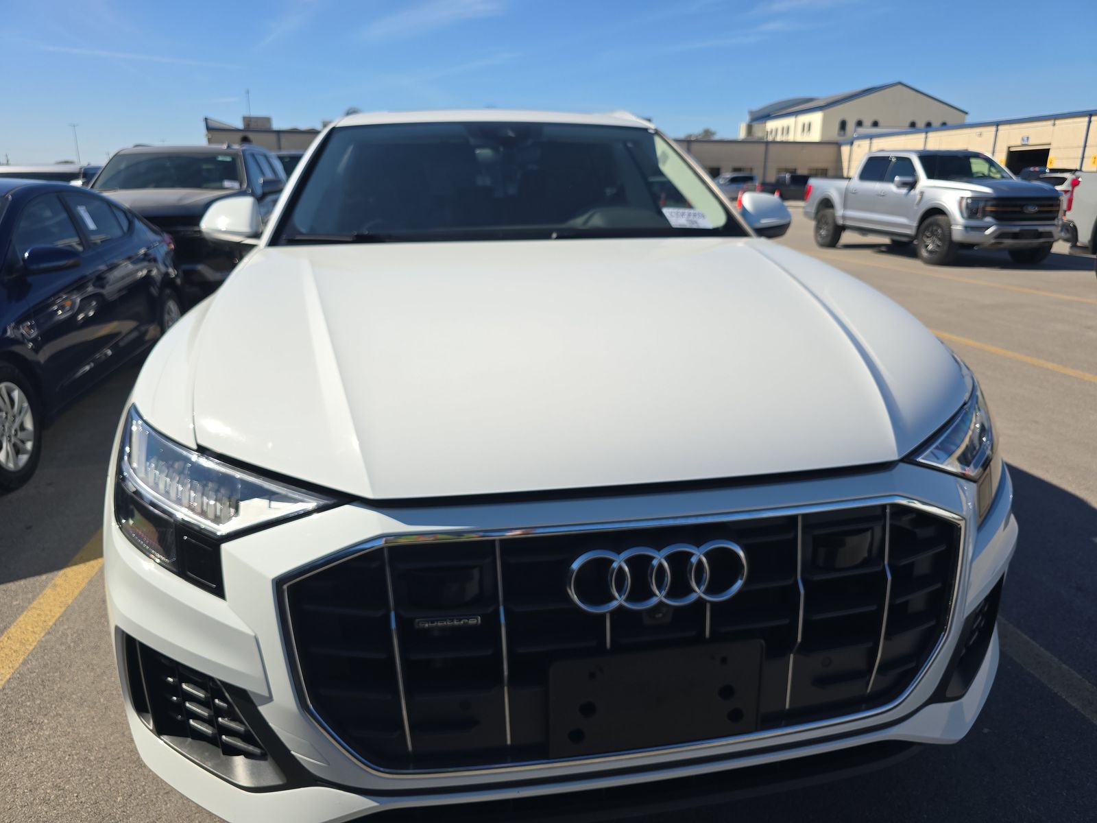 Audi Q8 2023 — photo 2