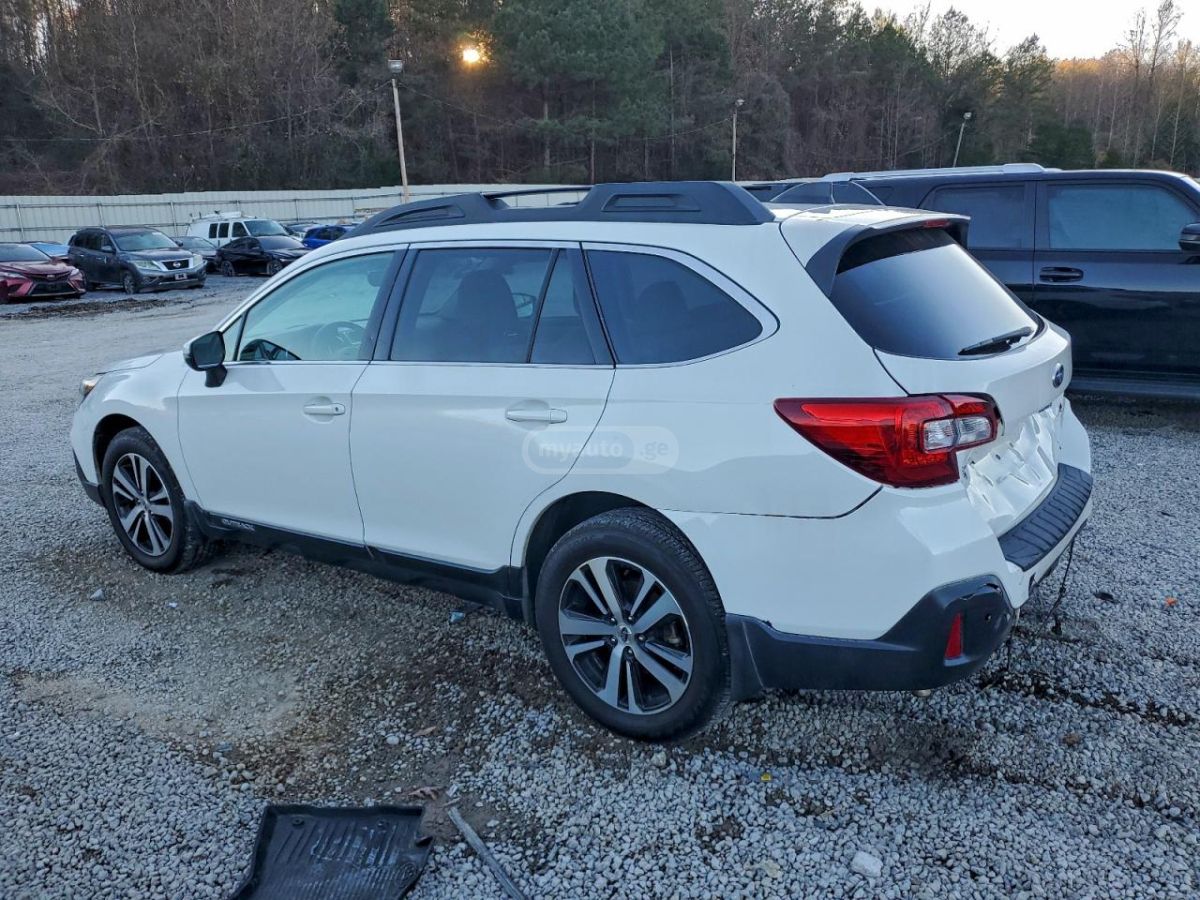 Subaru Outback 2018 — photo 2