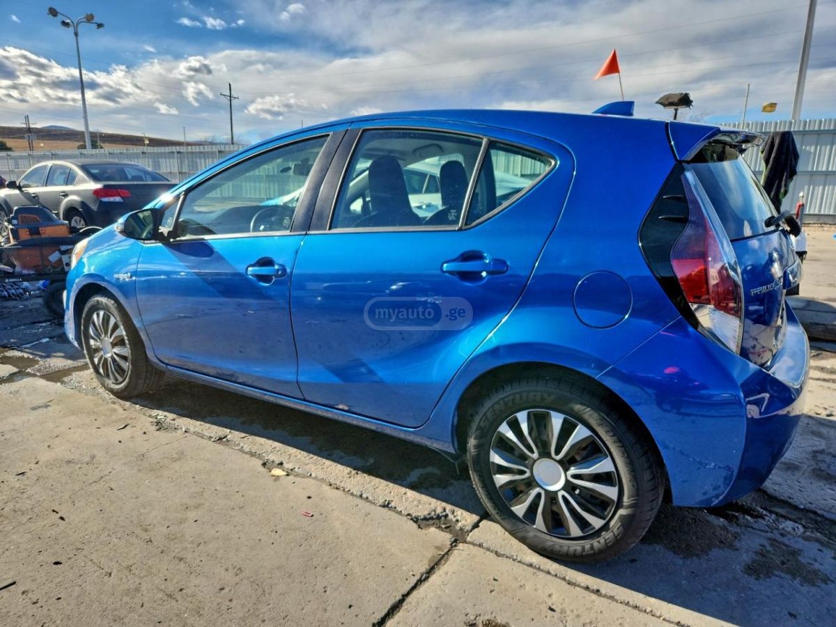 Toyota Prius 2015 — photo 2