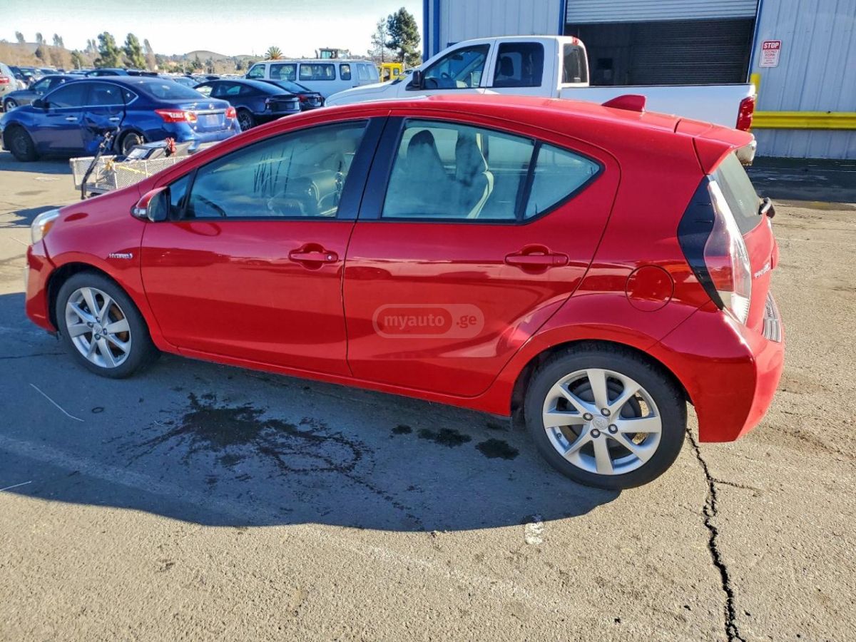 Toyota Prius 2016 — photo 2