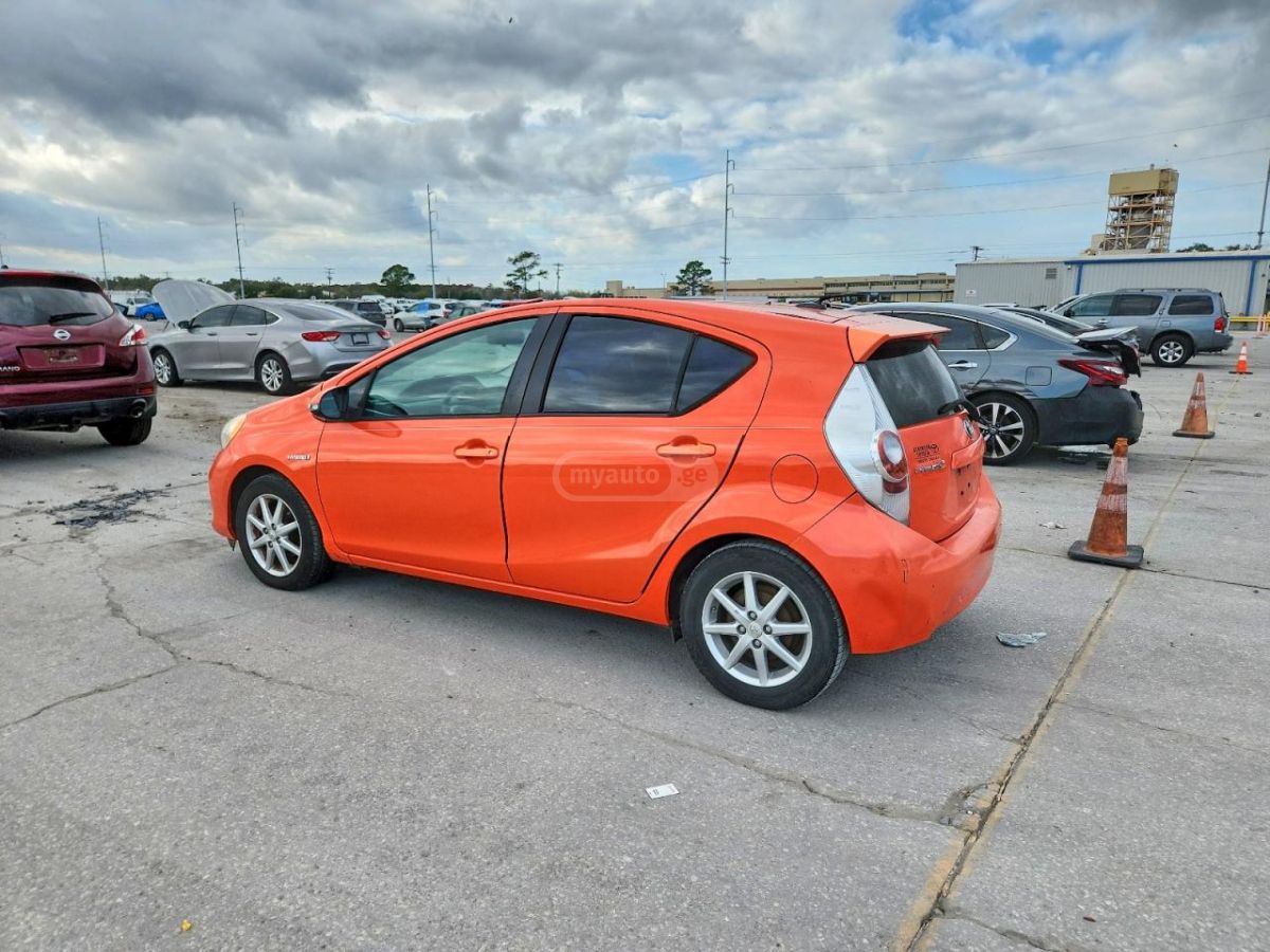 Toyota Prius 2014 — photo 2