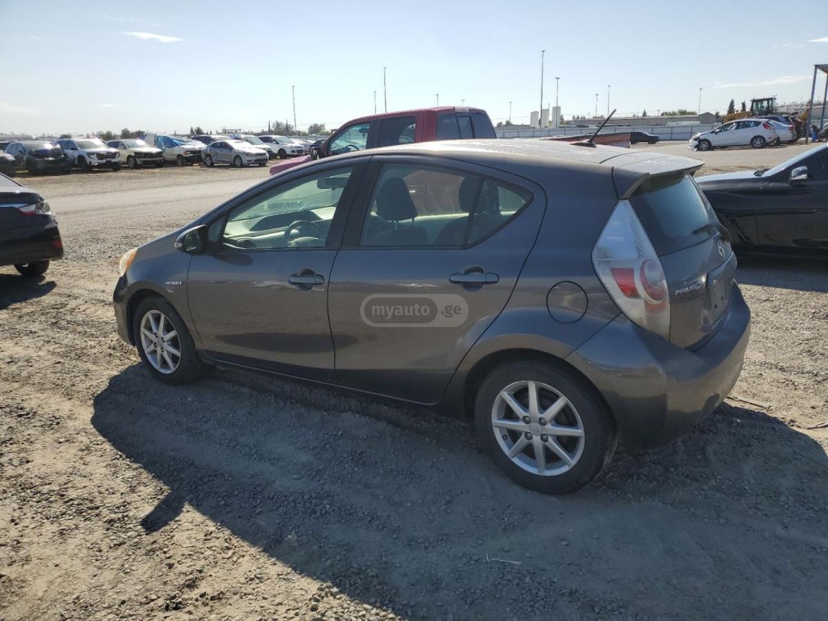 Toyota Prius 2014 — photo 2