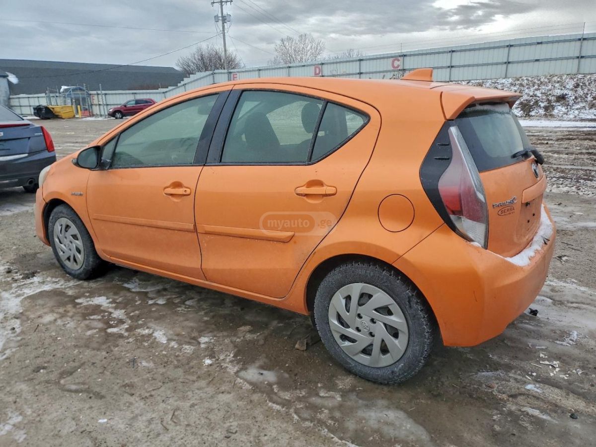 Toyota Prius 2016 — photo 2
