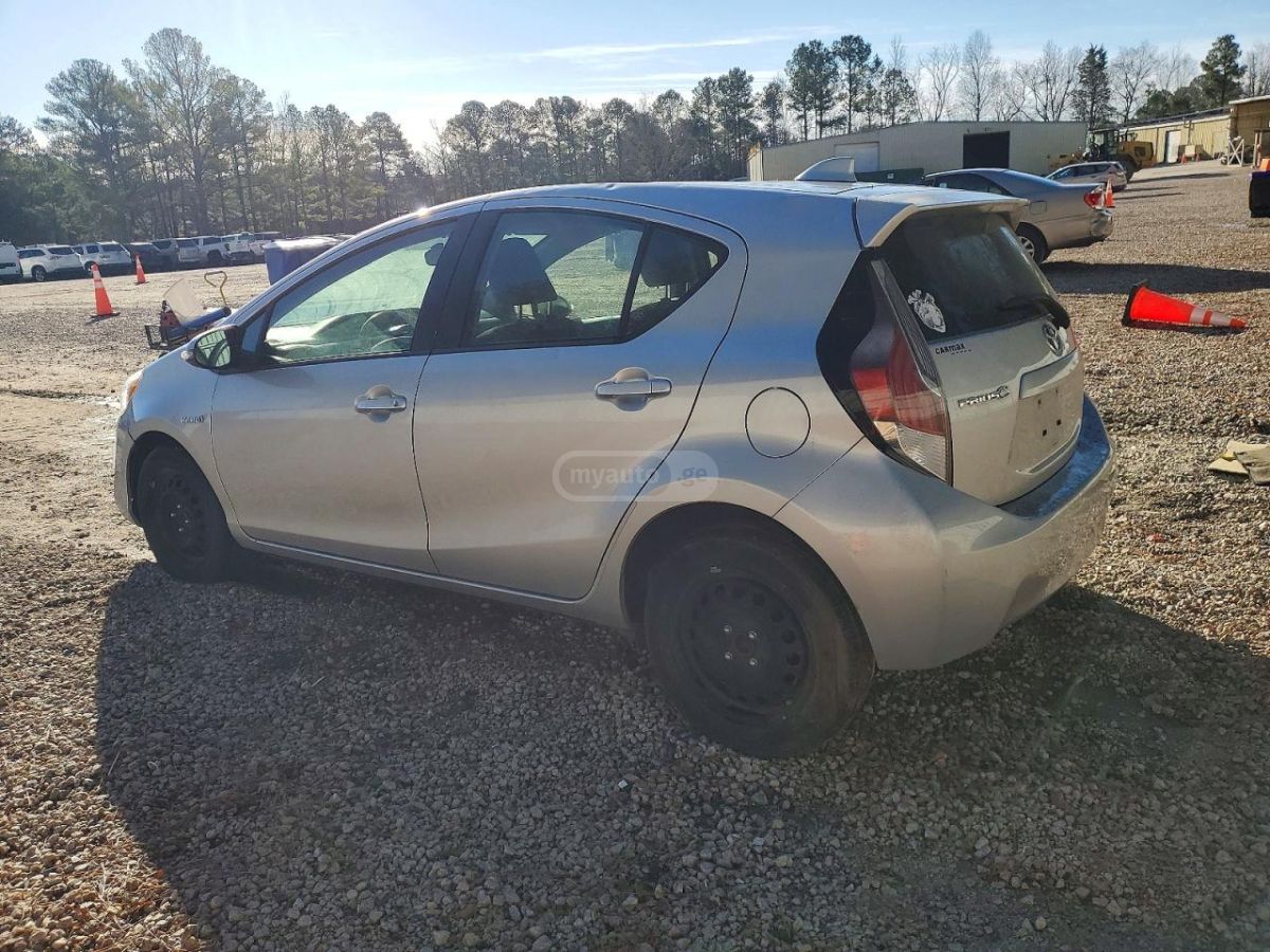 Toyota Prius 2015 — photo 2