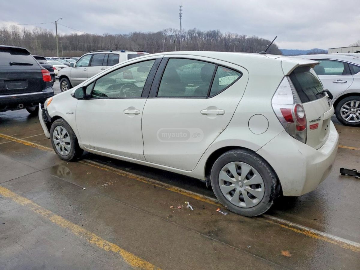 Toyota Prius 2014 — photo 2