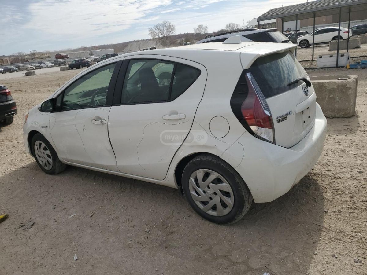 Toyota Prius 2015 — photo 2