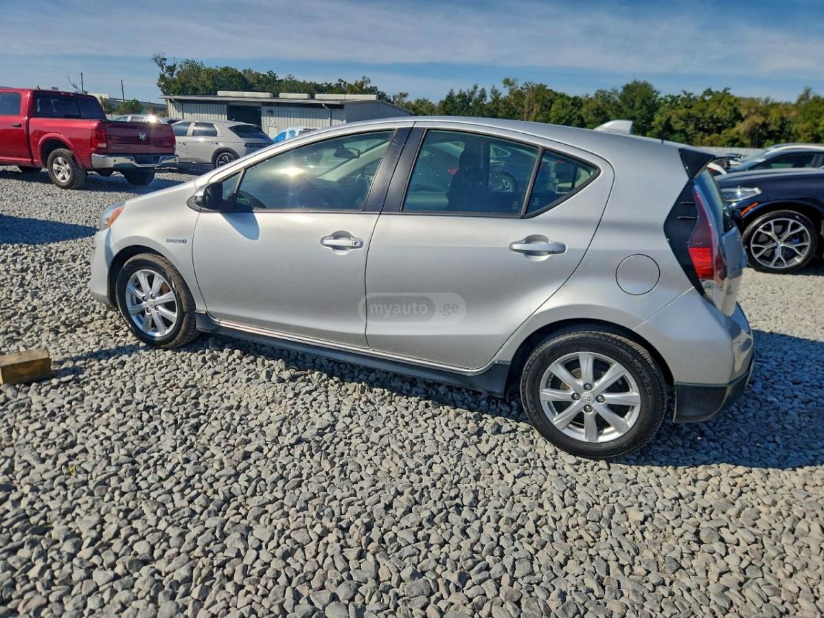 Toyota Prius 2017 — photo 2