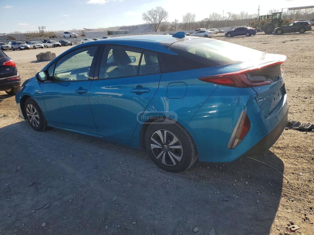 Toyota Prius 2020 — photo 2