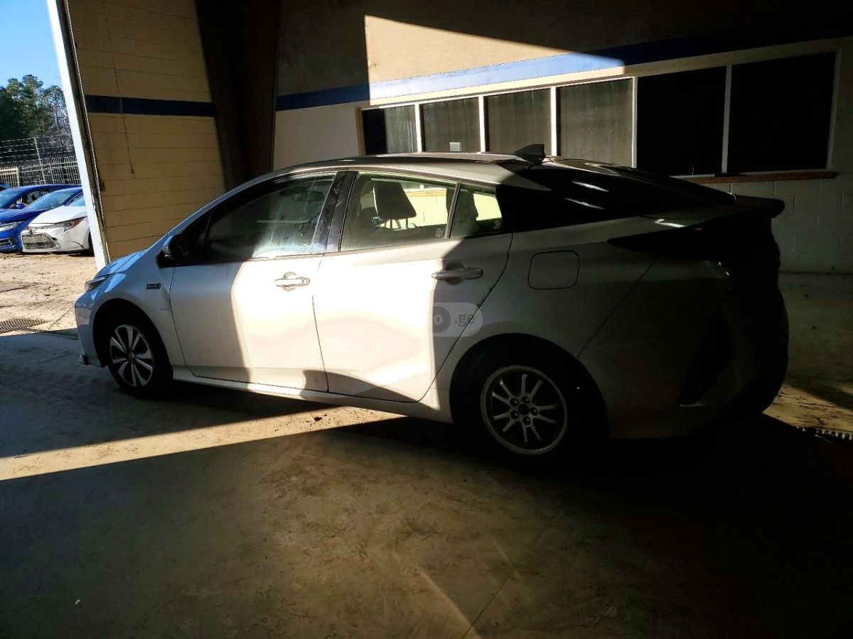 Toyota Prius 2017 — photo 2