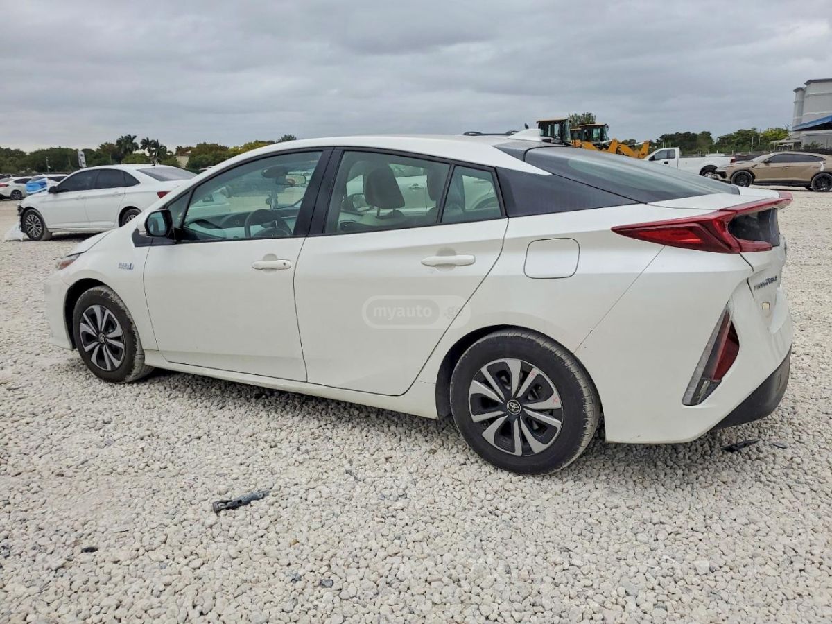 Toyota Prius 2018 — photo 2