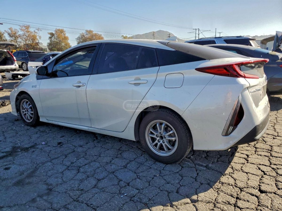 Toyota Prius 2018 — photo 2