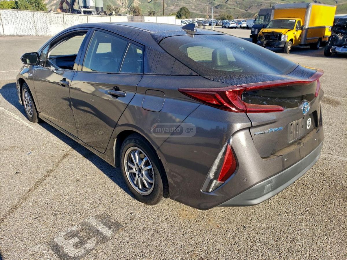 Toyota Prius 2018 — photo 2