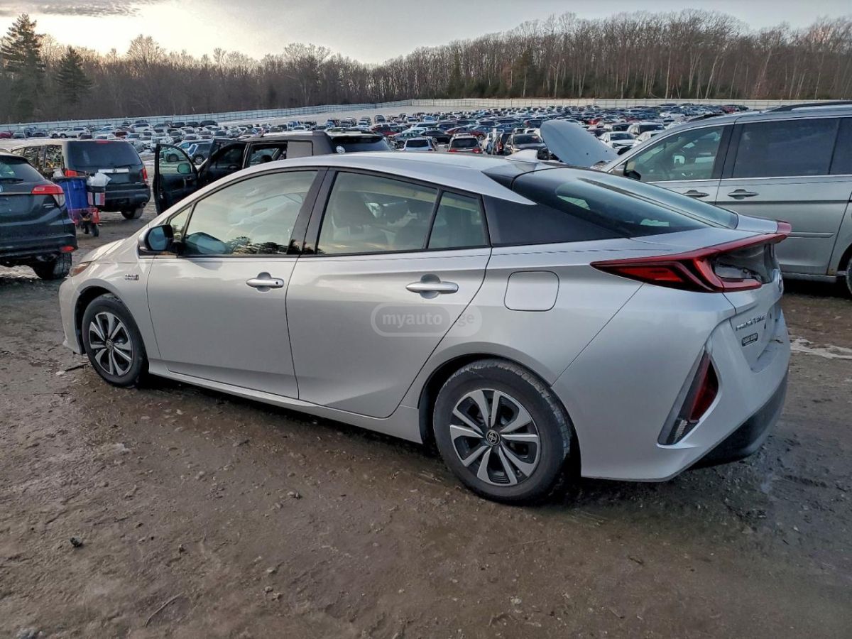 Toyota Prius 2017 — photo 2