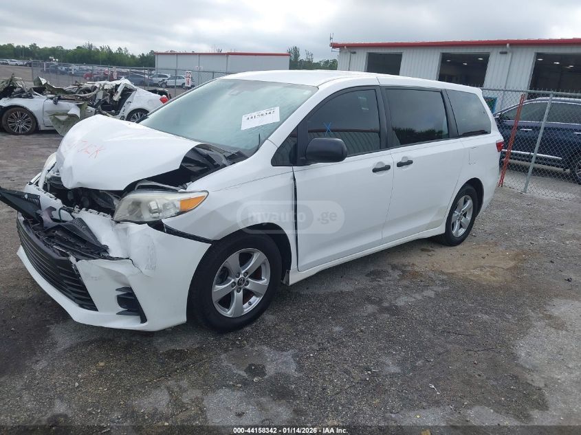 Toyota Sienna 2018 — photo 2