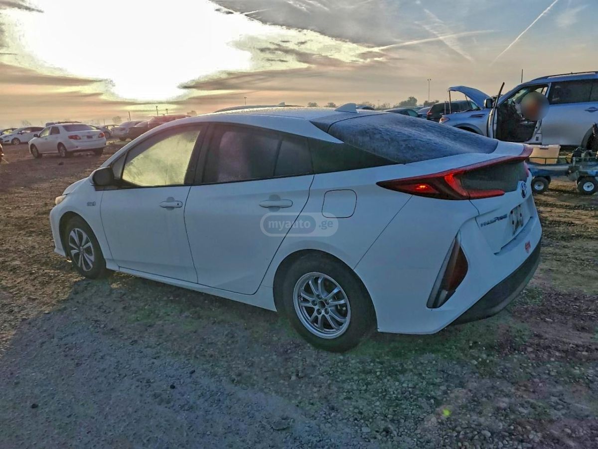 Toyota Prius 2019 — photo 2