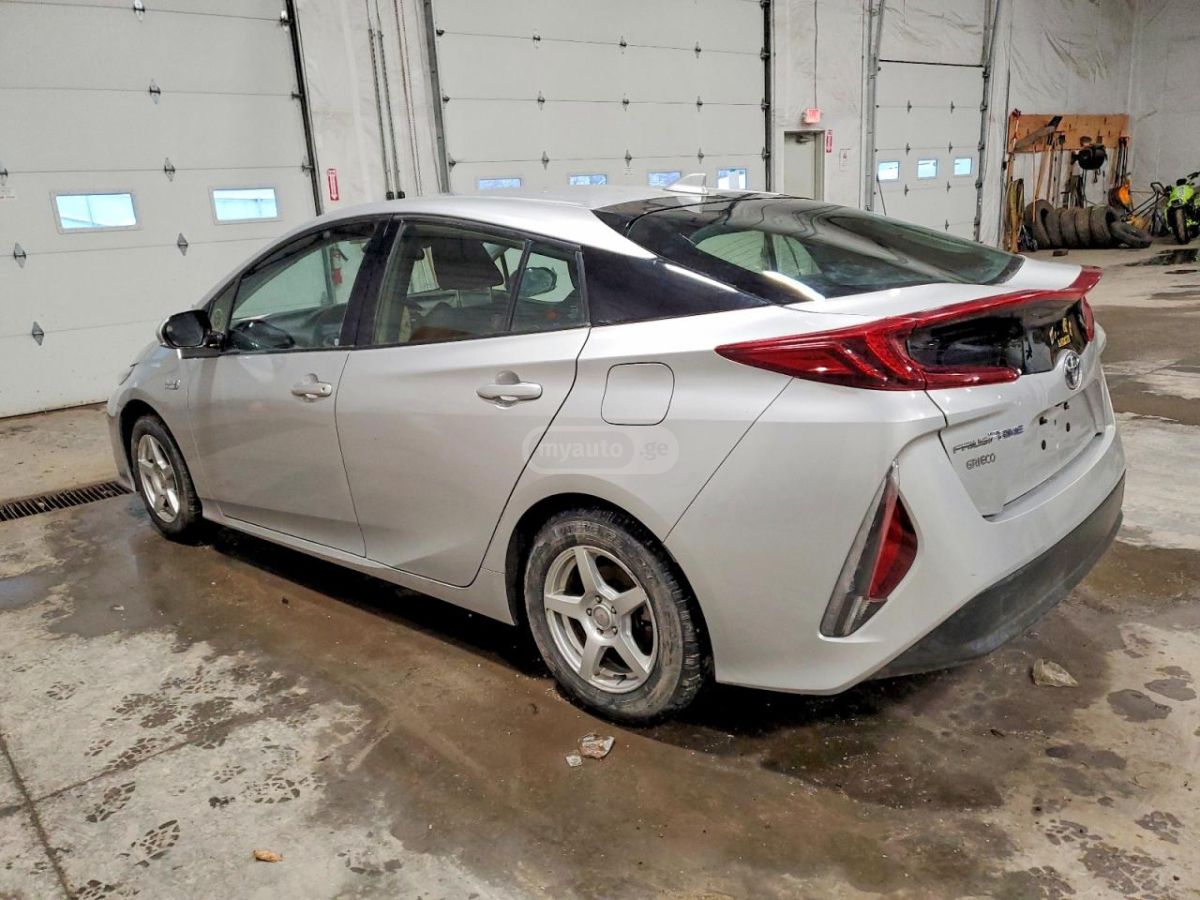 Toyota Prius 2018 — photo 2