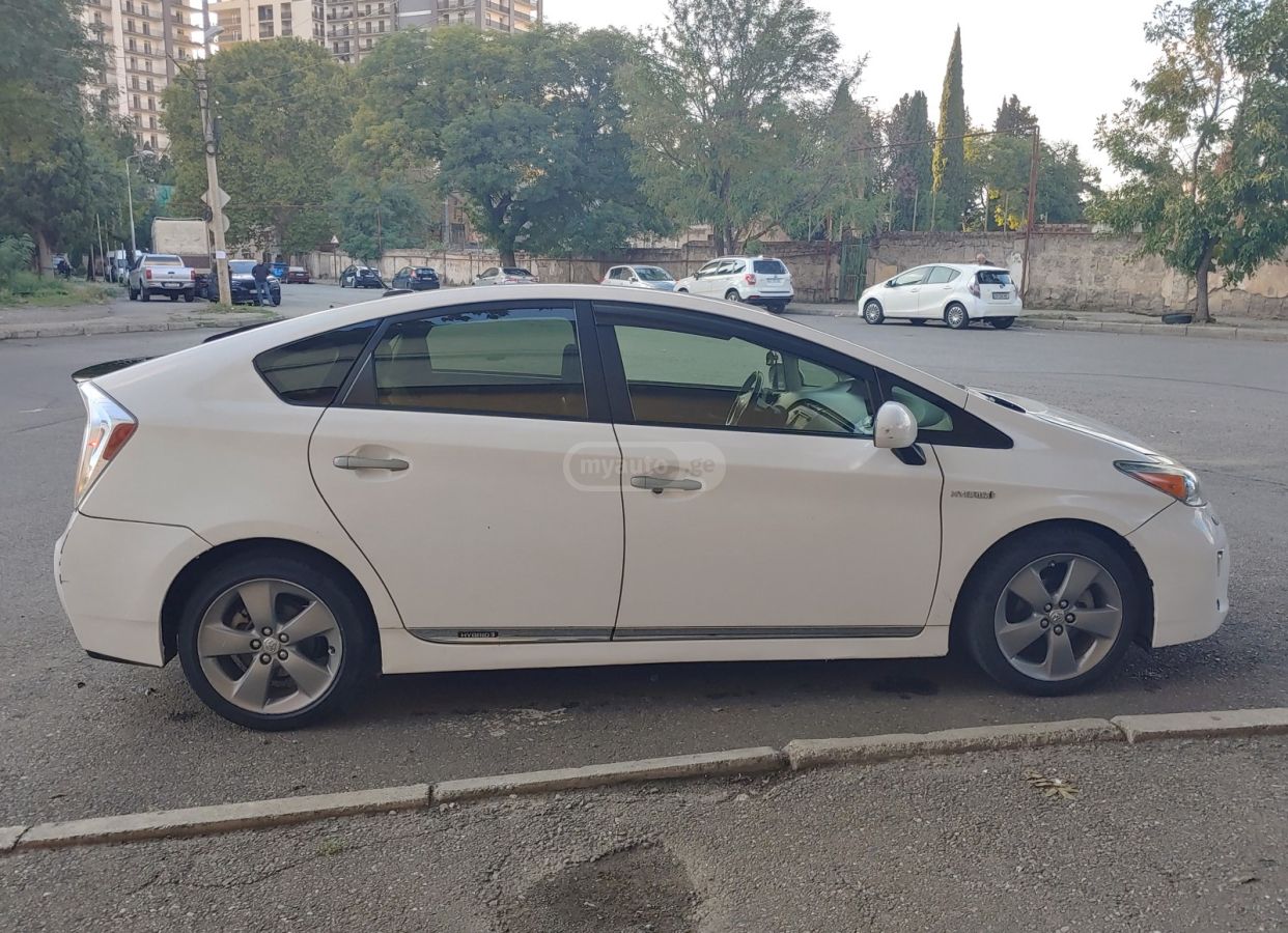 Toyota Prius 2015 — photo 2