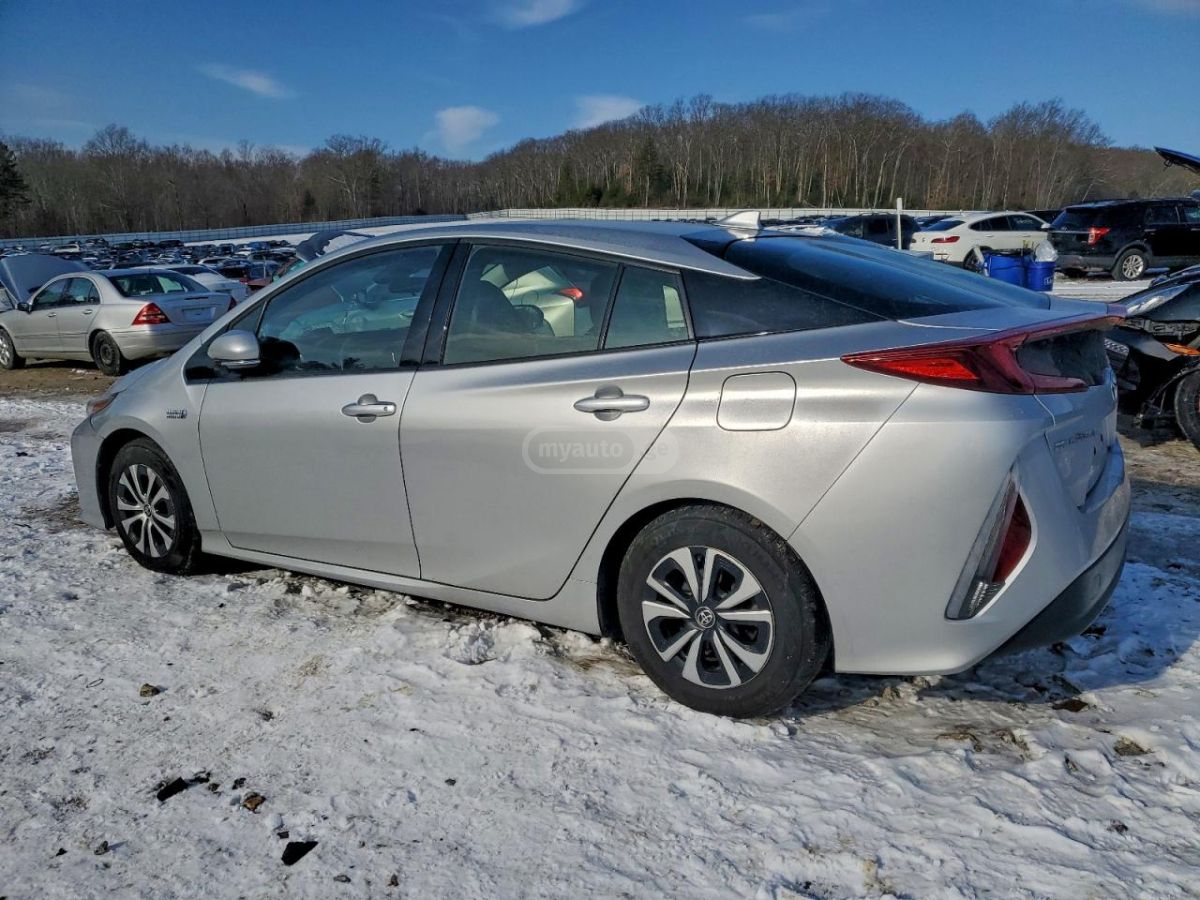 Toyota Prius 2017 — photo 2