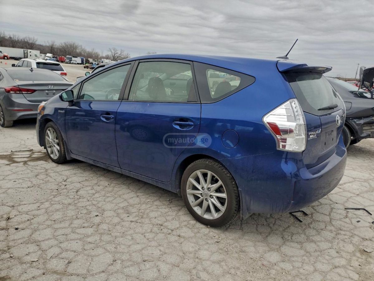 Toyota Prius 2014 — photo 2