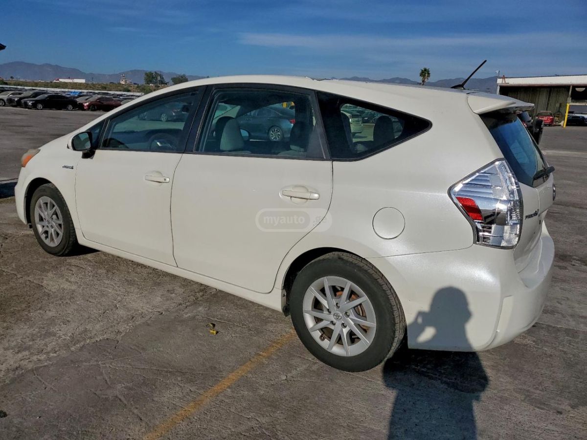 Toyota Prius 2014 — photo 2