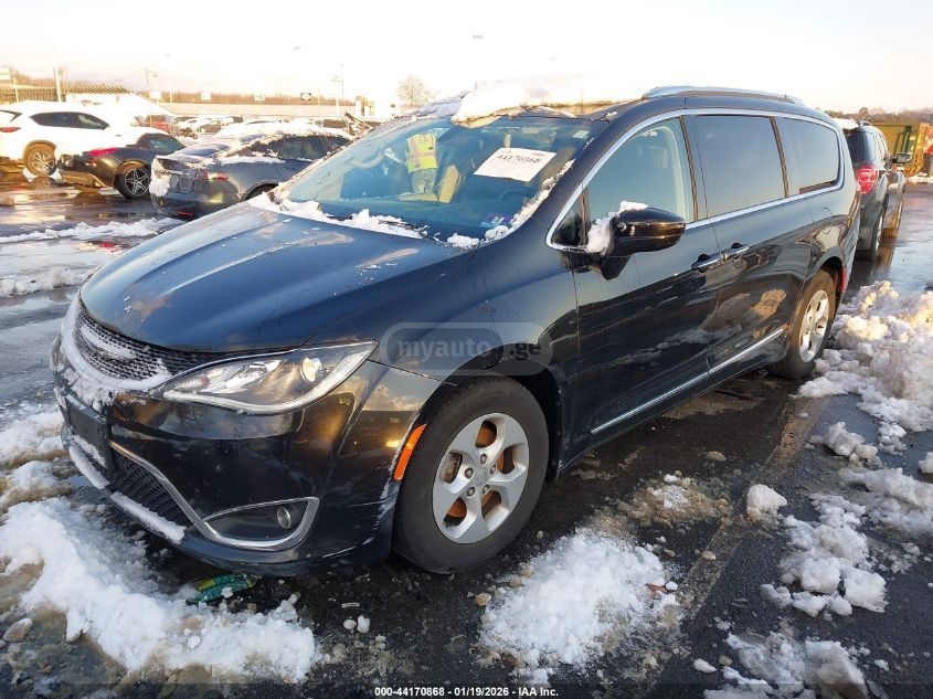 Chrysler Pacifica 2017 — photo 2