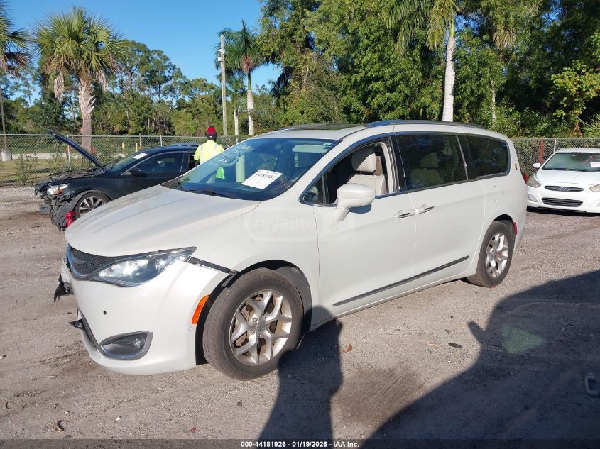 Chrysler Pacifica 2019 — photo 2