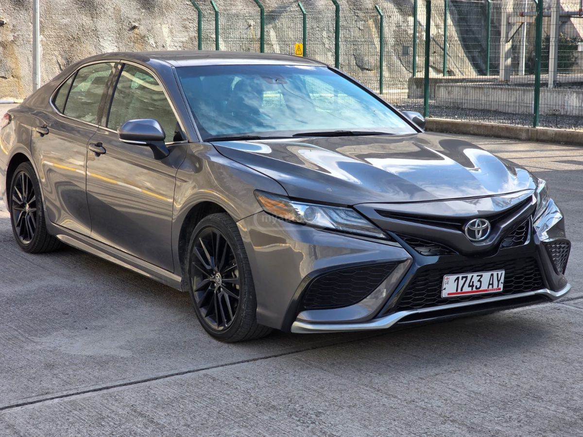 Toyota Camry 2023 — photo 2
