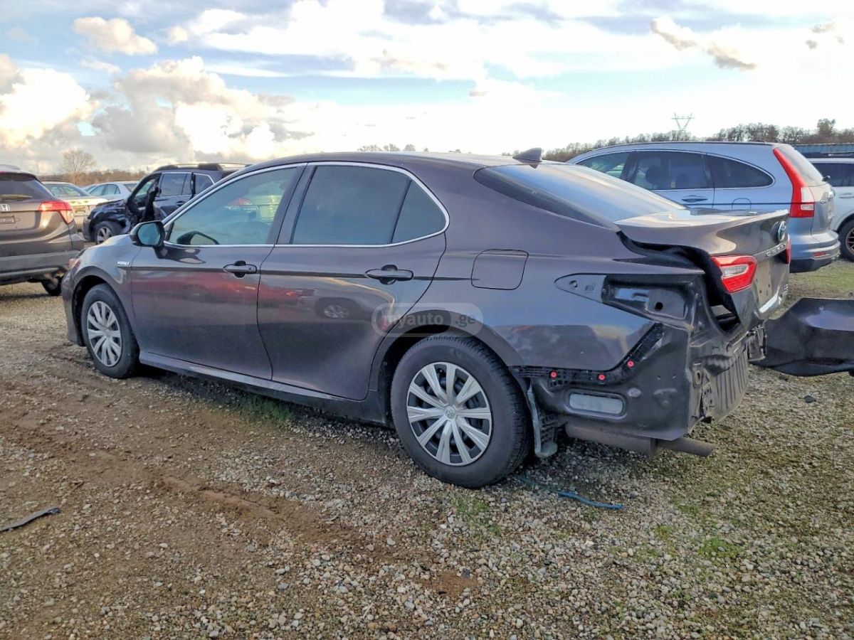 Toyota Camry 2019 — photo 2