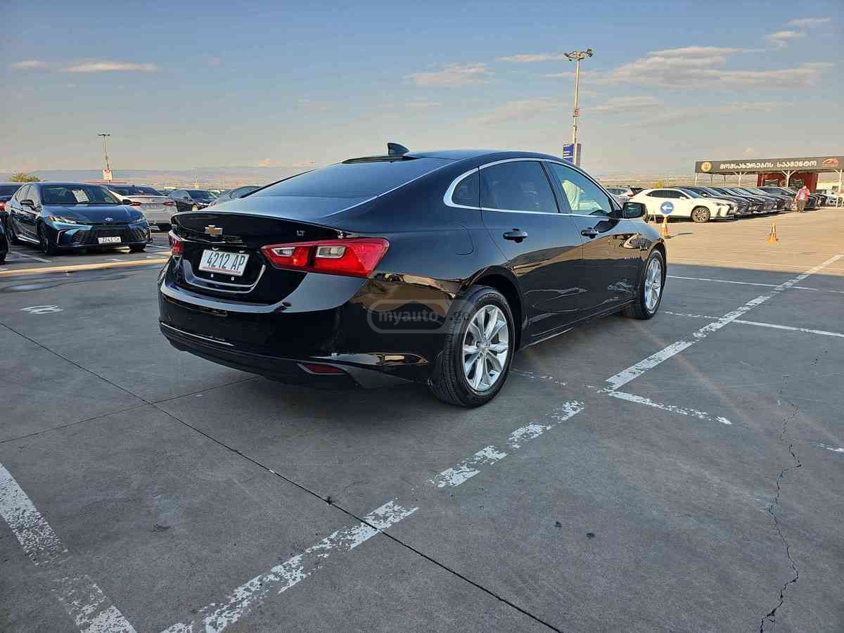 Chevrolet Malibu 2023 — photo 2