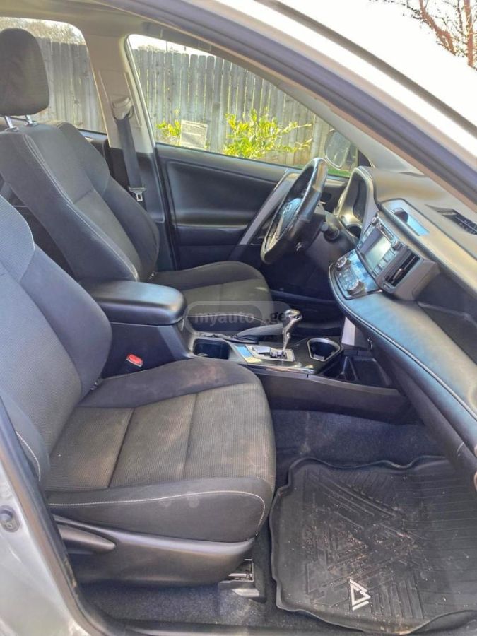 Toyota RAV4 2018 — photo 2