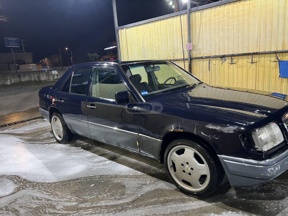 Mercedes-Benz E 220 1994 — photo 2