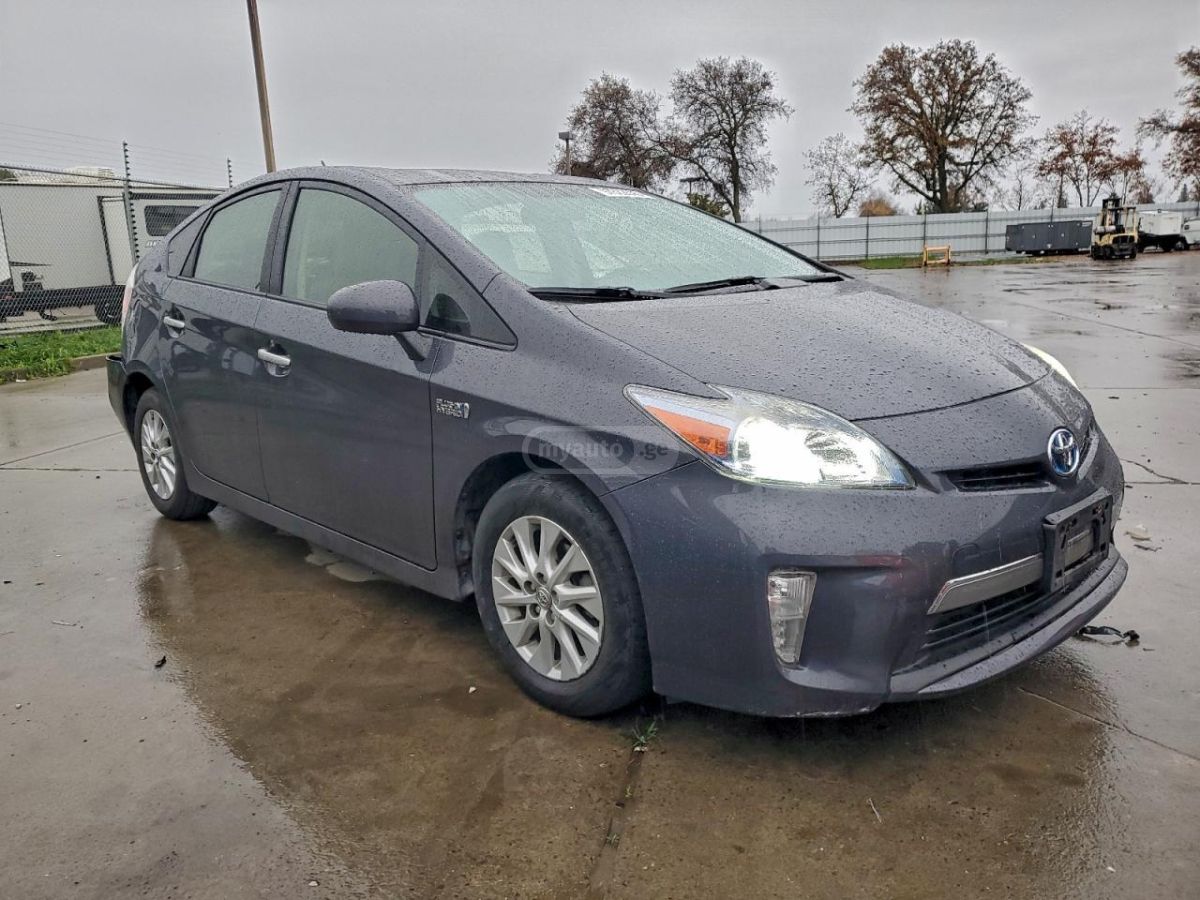 Toyota Prius 2014 — photo 2