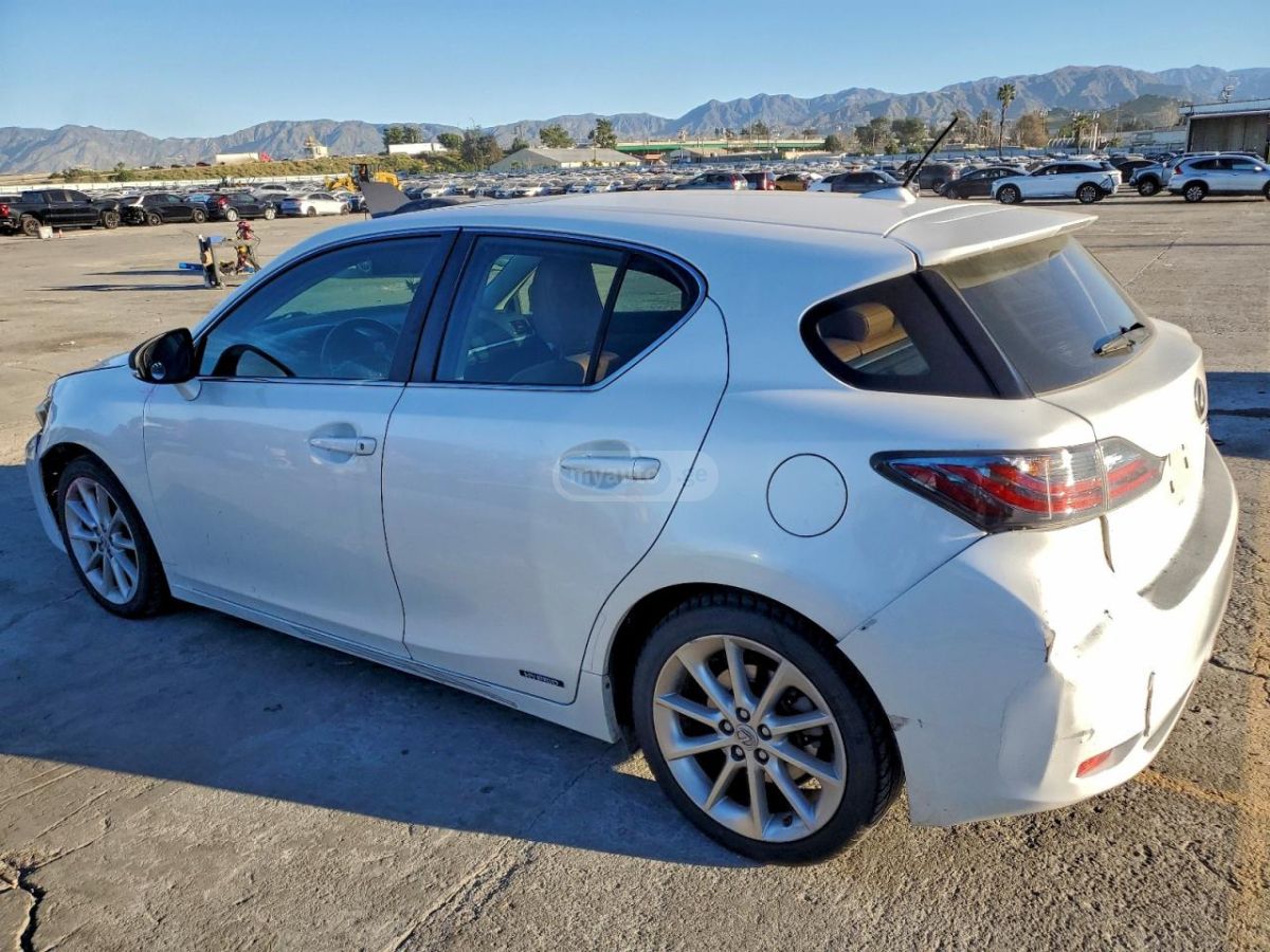 Lexus CT 200 h 2013 — photo 2