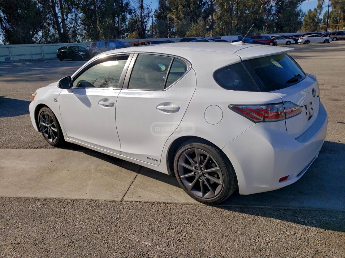 Lexus CT 200 h 2013 — photo 2