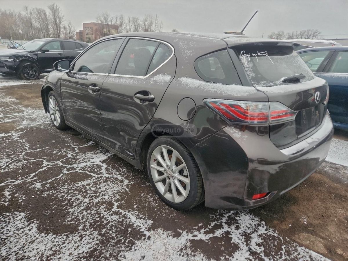 Lexus CT 200 h 2013 — photo 2