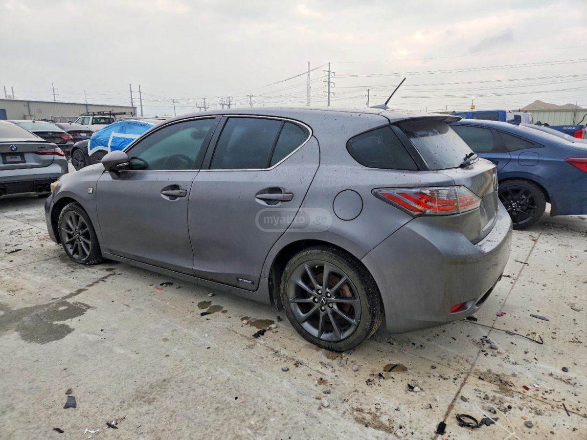 Lexus CT 200 h 2013 — photo 2