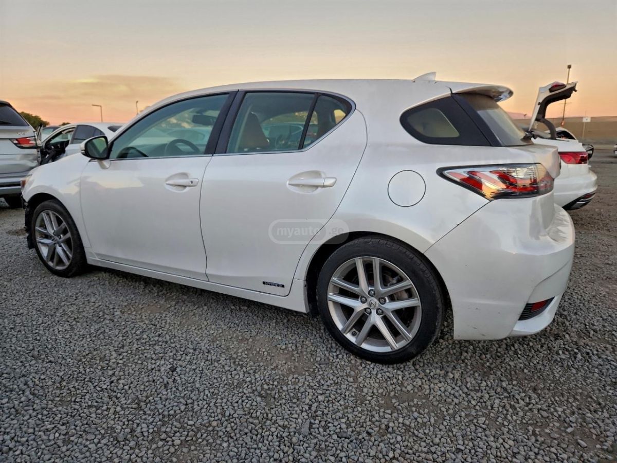 Lexus CT 200 h 2016 — photo 2