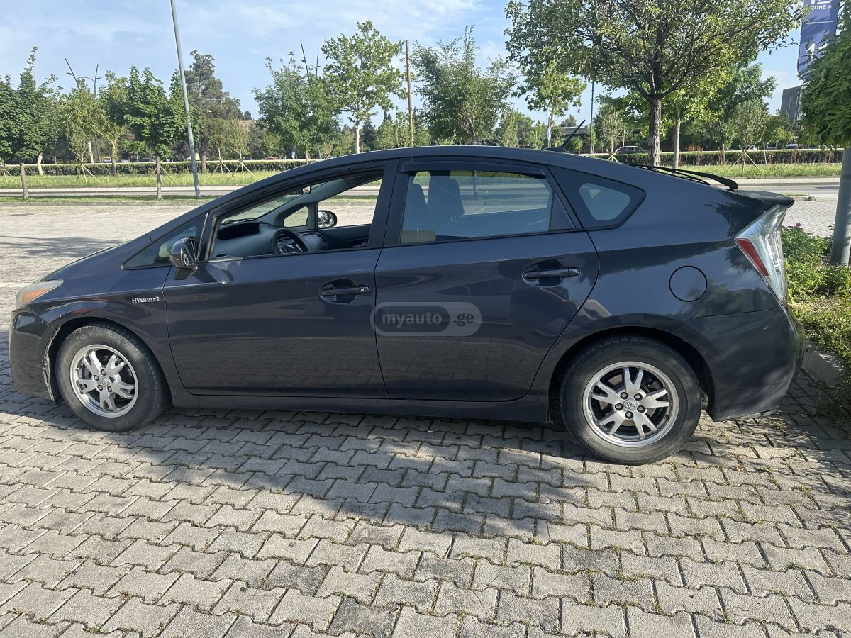 Toyota Prius 2010 — photo 2