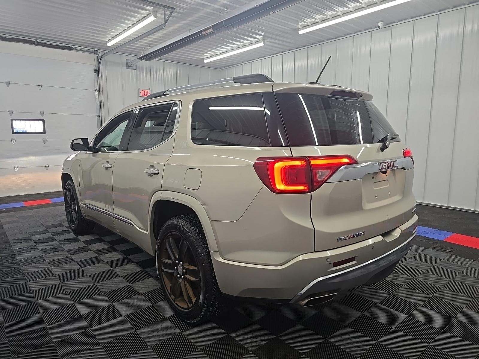 GMC Acadia 2017 — photo 2