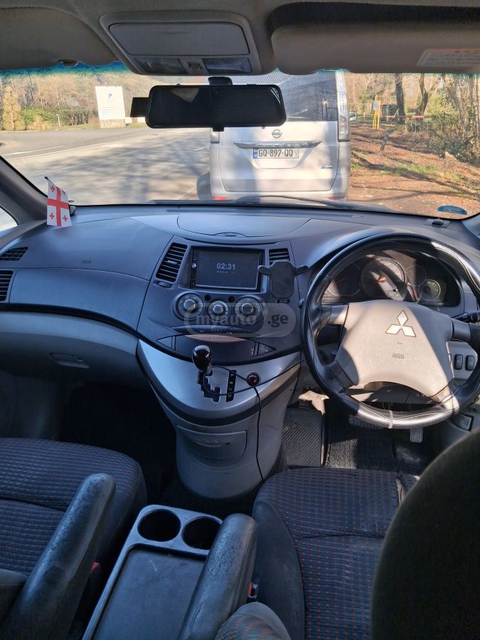Mitsubishi Grandis 2004 — photo 2