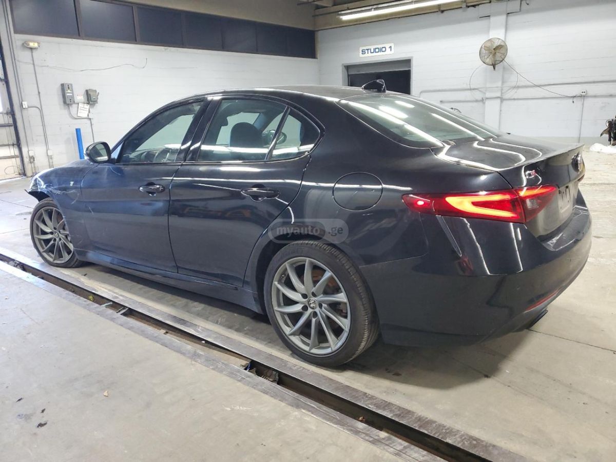 Alfa Romeo Giulia 2022 — photo 2