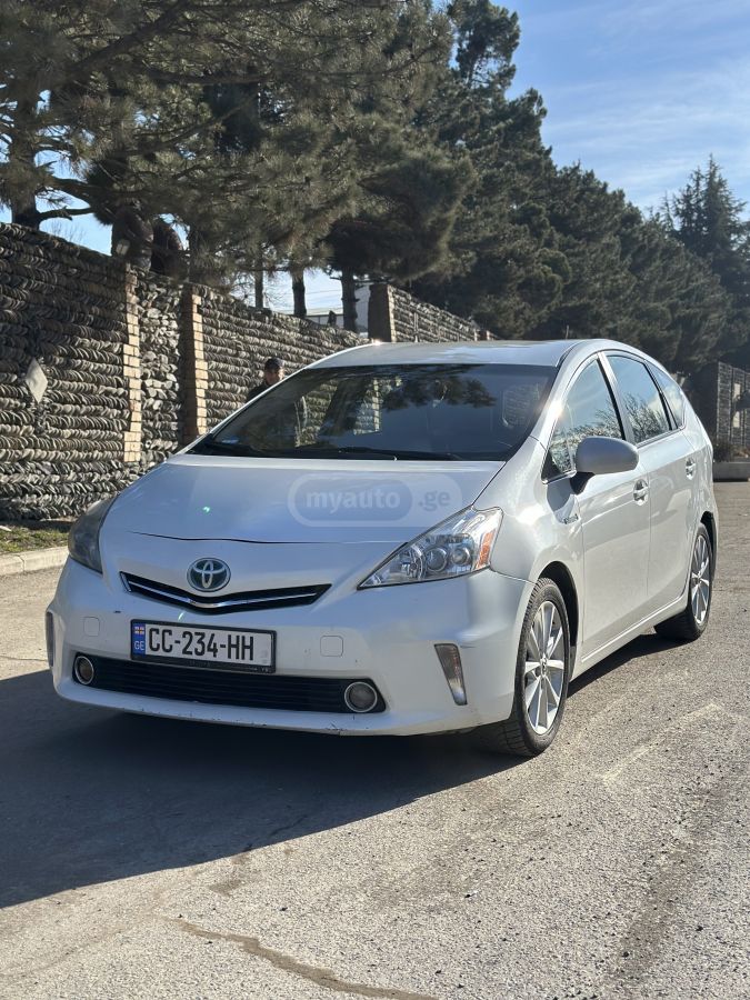 Toyota Prius V 2012 — photo 2
