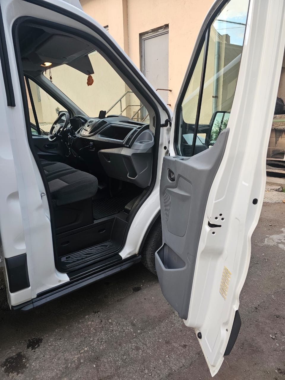 Ford Transit 2015 — photo 2