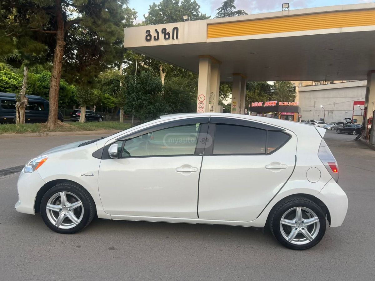 Toyota Prius C 2014 — photo 2